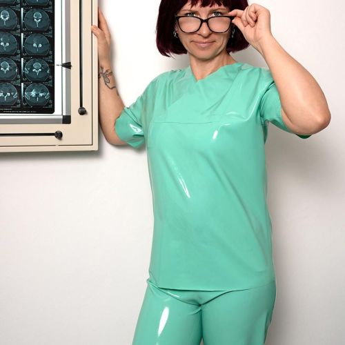 Galeriebild 3 von (Latex) Schwester Luva