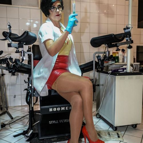 Galeriebild 3 von Bizarrärztin Lady Dana